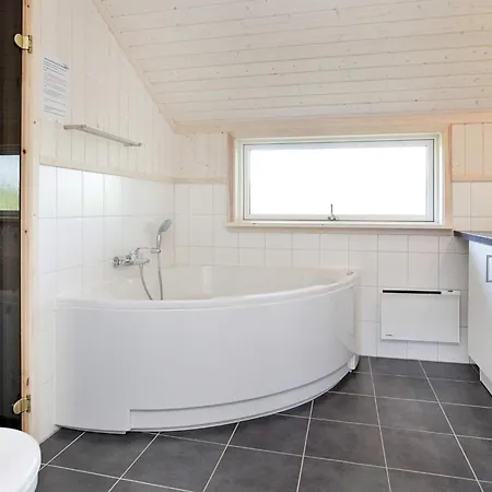 Scandinavian Coastal Escape With Sauna 別荘