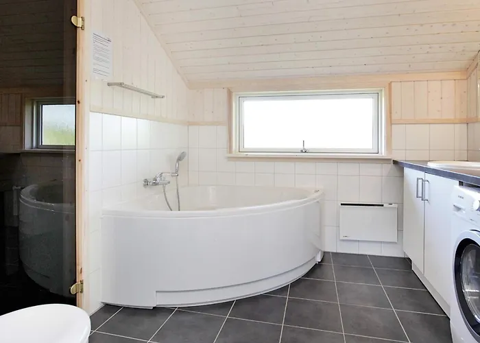 Scandinavian Coastal Escape With Sauna Vakantiehuis